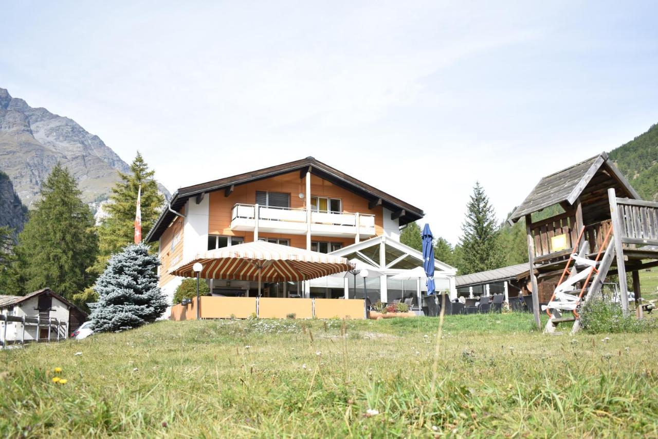 Restaurant & Hostel Hole In One Randa Bagian luar foto