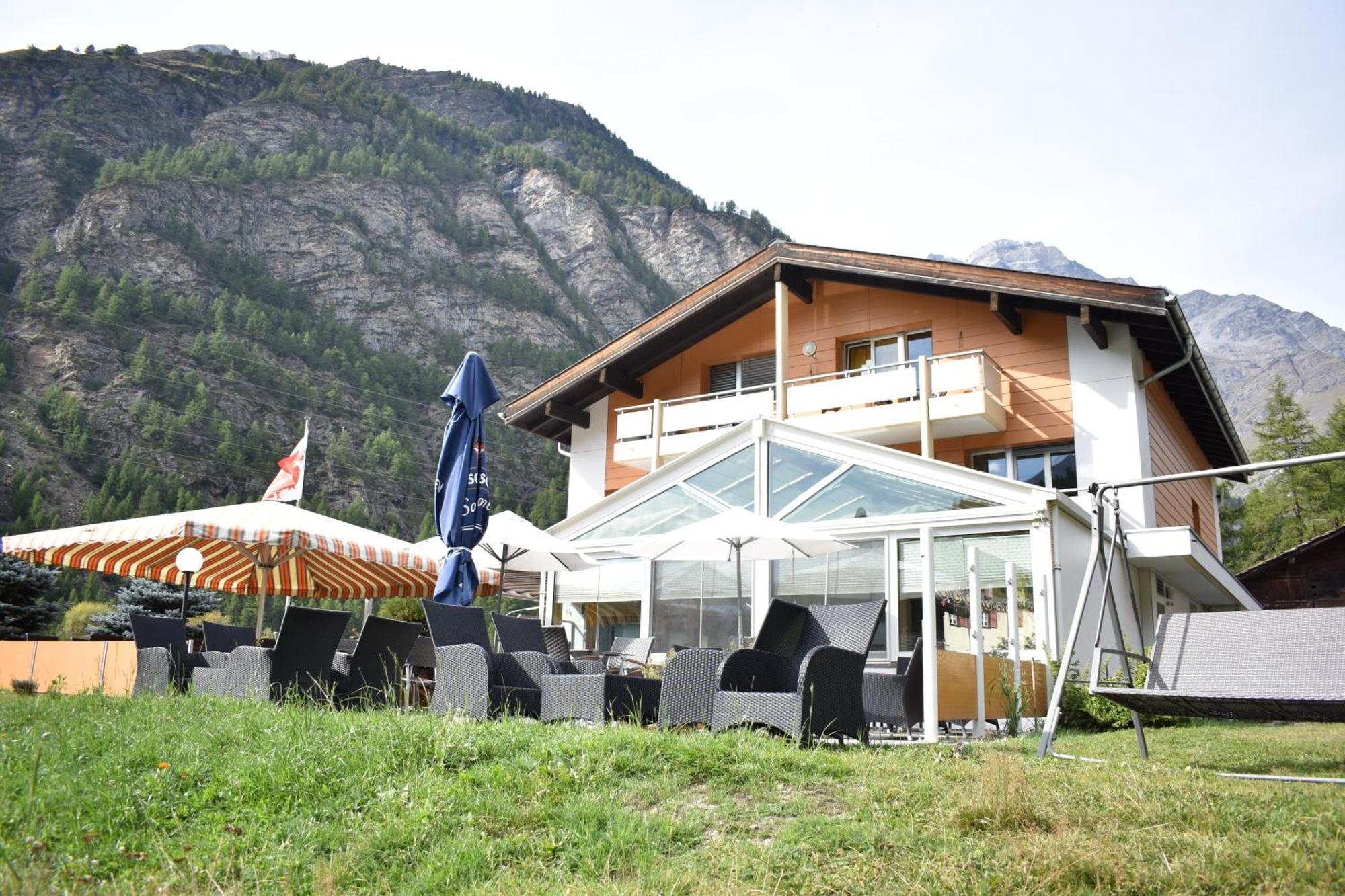 Restaurant & Hostel Hole In One Randa Bagian luar foto
